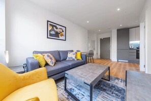 Una televisión, una oficina