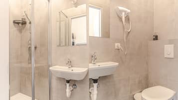 Apartamento básico | Baño | Ducha, artículos de higiene personal gratuitos y secador de pelo