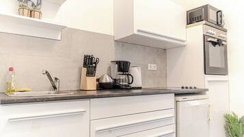 Basic Apartment | Private kitchen | Mini-fridge, oven, stovetop, cookware/dishes/utensils