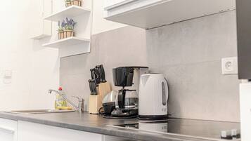 Apartamento básico | Cocina privada | Frigorífico pequeño, horno, placa de cocina y utensilios de cocina