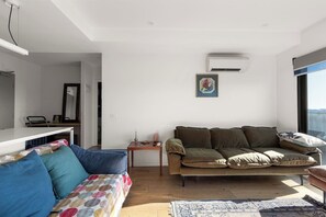 TV - Stylish 2-Bedroom Preston Apartment Near Transport (Preston)