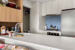 Kjøleskap, ovn, kokeplater og oppvaskmaskin