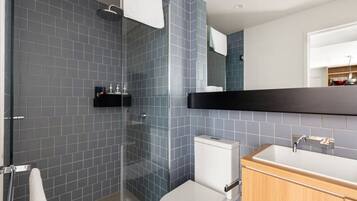 Hårføner og håndklær