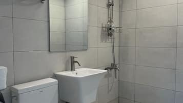 Deluxe Double Room | Bathroom | Shower, free toiletries, hair dryer, towels