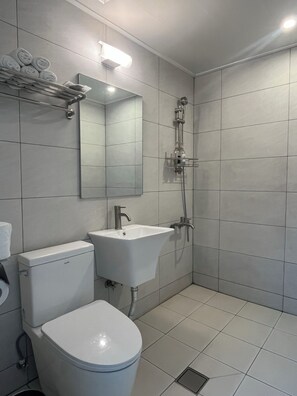 Deluxe Double Room | Bathroom | Shower, free toiletries, hair dryer, towels - BOTANIK HOTEL (Cheonan)