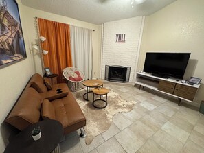 TV, fireplace - Private 1-bedroom cottage. Quiet, gated condo in walkable neighborhood (Austin)