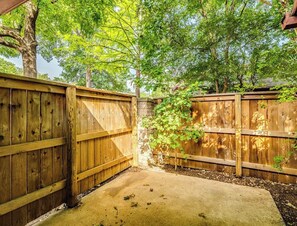 Property grounds - Private 1-bedroom cottage. Quiet, gated condo in walkable neighborhood (Austin)