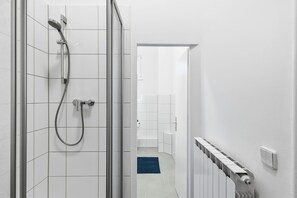 Shower, hair dryer, towels, soap - VYLD Vault Berlin | near Spree, Spacious & Quiet (Berlin)