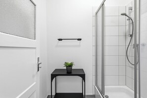 Shower, hair dryer, towels, soap - VYLD Vault Berlin | near Spree, Spacious & Quiet (Berlin)