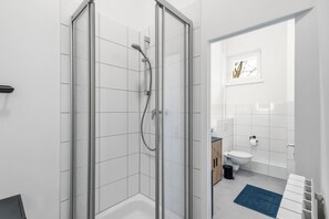 Dusche, Haartrockner, Handtücher, Seife