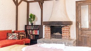 Basic Apartment | Living room - Vintage 2BR U6 Schoepfwerk Long Stay (Vienna)