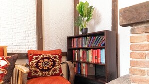 Basic Apartment | Living room - Vintage 2BR U6 Schoepfwerk Long Stay (Vienna)