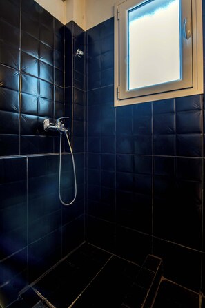 Shower, hair dryer, towels, soap - City Nest  in the center of Athens (Athina)