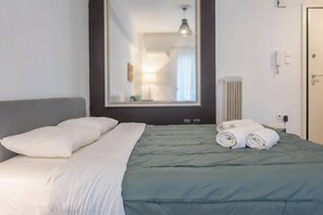 Iron/ironing board, free WiFi, bed sheets - City Nest  in the center of Athens (Athina)