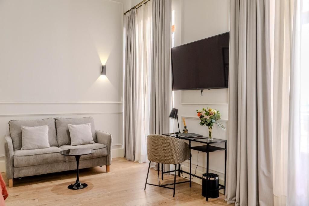 Deluxe Double or Twin Room, Balcony | Living area