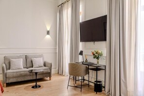 Deluxe-Doppel- oder -Zweibettzimmer, Balkon | Wohnbereich