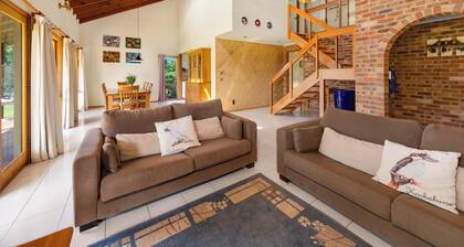 Relaxed and secluded 3 BR home on farm with river access and mountain views