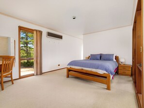 5 bedrooms, bed sheets - Relaxed and secluded 3 BR home on farm with river access and mountain views  (Nelligen)