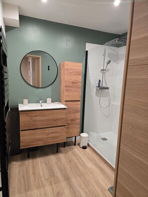 Shower, hair dryer, towels, toilet paper - Cosy apartment near Sceneo and Auchan (Longuenesse)