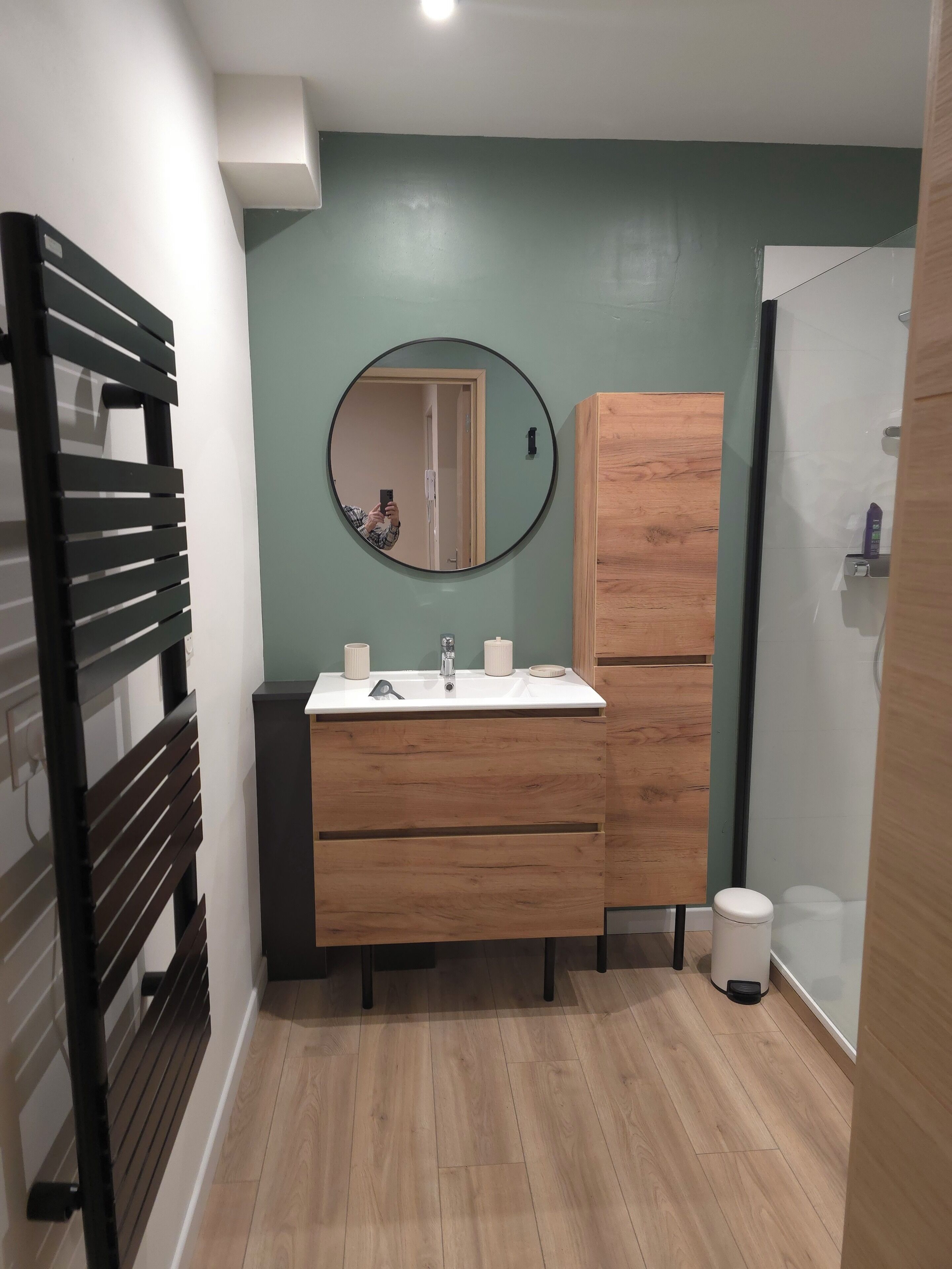 Een douche, een haardroger, handdoeken, toiletpapier