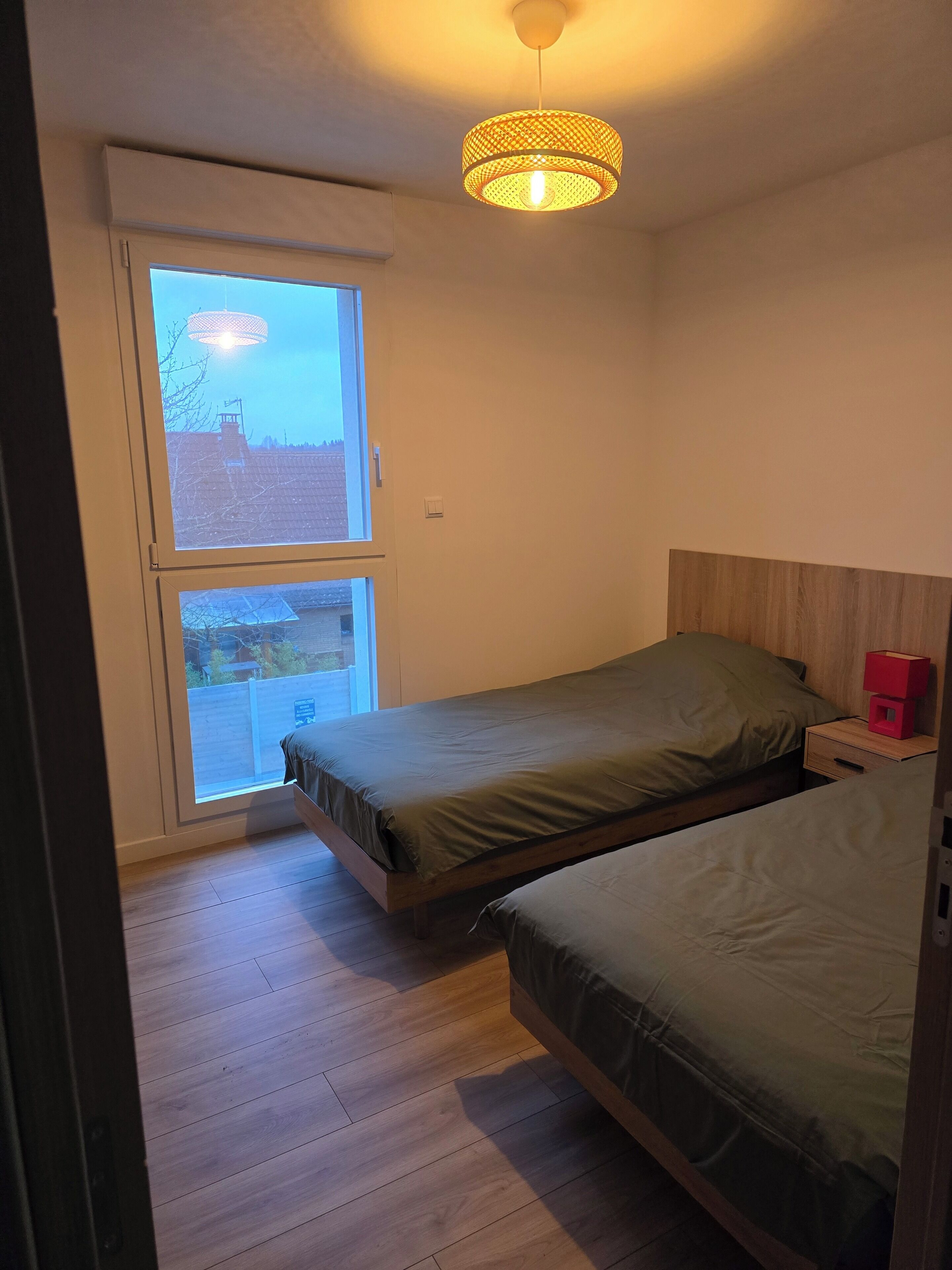 Een strijkplank/strijkijzer, internet, beddengoed