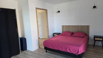 Iron/ironing board, Internet, bed sheets