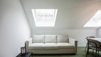 Familie suite, niet-roken | Woonruimte | Een 32-inch smart-tv met digitale zenders, Netflix en streamingdiensten