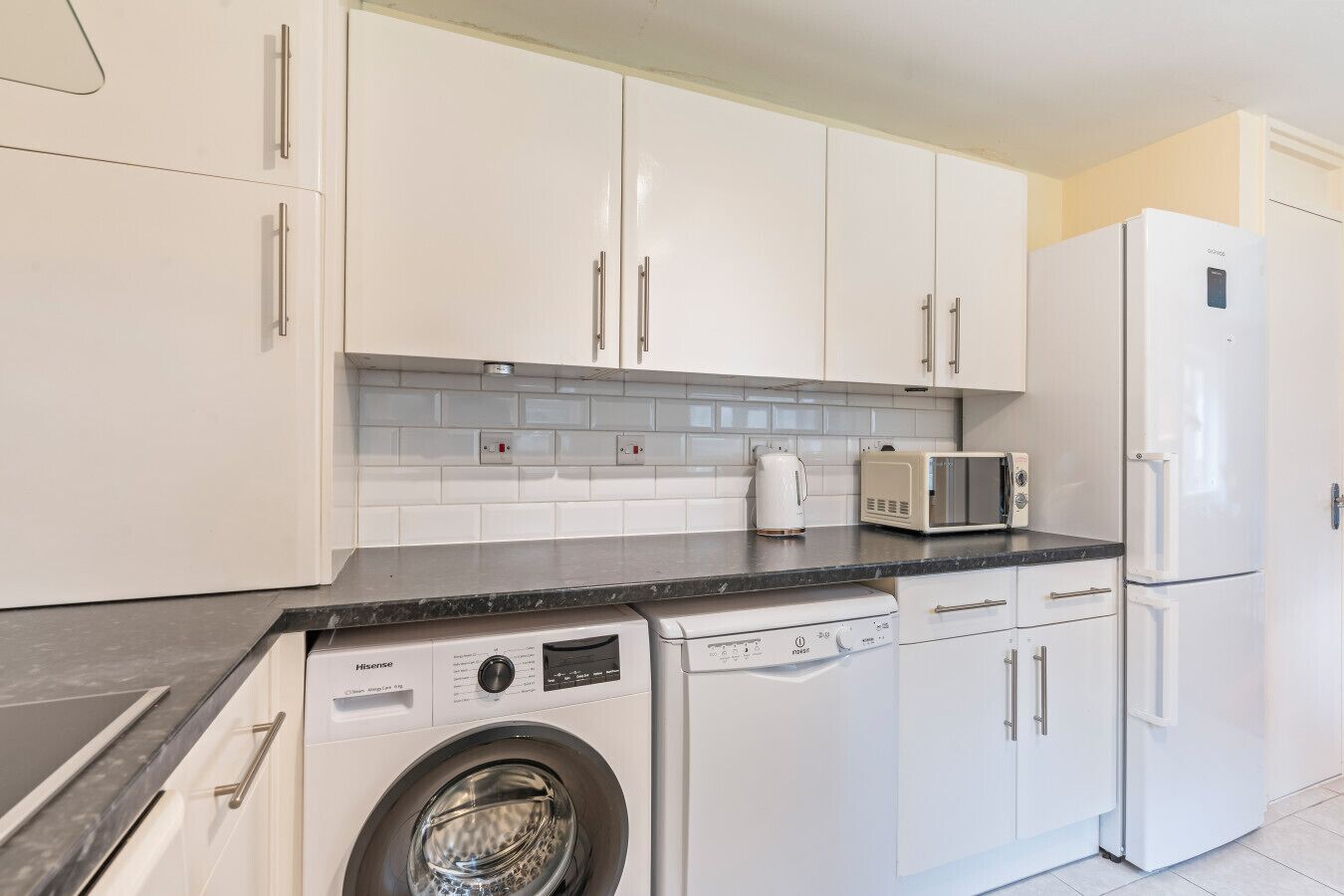 Kjøleskap, mikrobølgeovn, ovn og kokeplater