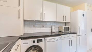 Kjøleskap, mikrobølgeovn, ovn og kokeplater