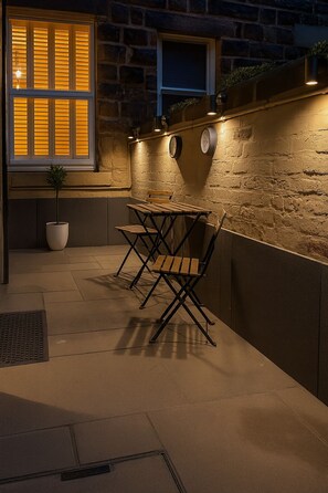 Outdoor dining - Beautiful 1 bed Flat in Harrogate with Private Parking  and outside space (Harrogate)