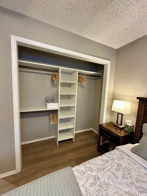 3 habitaciones, tabla de planchar con plancha y cuna de viaje