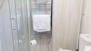 Regadera, secadora de cabello, toallas, papel de baño