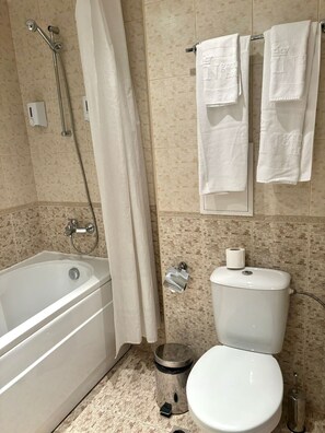 Jetted bath, hair dryer, towels, soap - Mountain-view Studio 300m from the Gondola lift in Bansko (Bansko)