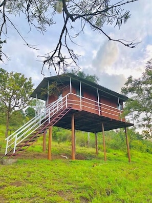 Quarto conforto, sacada, vista para o jardim | Fachada
