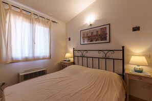 Bed sheets - Apartment 'Casa Vacanze Fico' with Shared Pool, Private Terrace and Air Conditioning (Murta Maria)