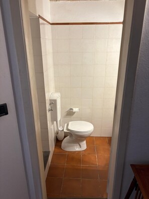 Sèche-cheveux, bidet, serviettes fournies, savon