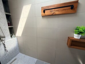Bruser, hårtørrer, bidet, håndklæder