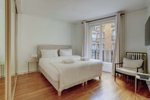 Desk, iron/ironing board, WiFi, bed sheets - Passy Glow | 2BR home in the 16th arrondissement (Paris)