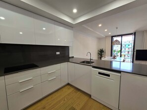 Fridge, microwave, oven, stovetop - Eixample Penthouse - Bright 2BR duplex & terraces (Barcelona)