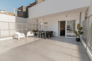 Outdoor dining - Cozy Bonfim 2 with a Terrace by Hosty (Oporto)