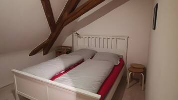 Tabla de planchar con plancha, wifi, ropa de cama