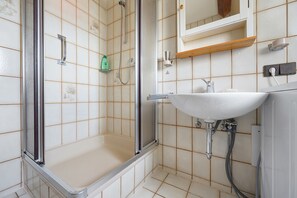 Douche, séchoir à cheveux, serviettes fournies