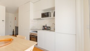 Kaffe-/temaskine, køleskab, mikrobølgeovn, ovn