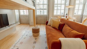 TV - Deluxe Studio by Hosty (Oporto)