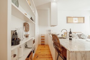 Wasserkocher mit Kaffee-/Teezubehör, Kühlschrank, Mikrowelle