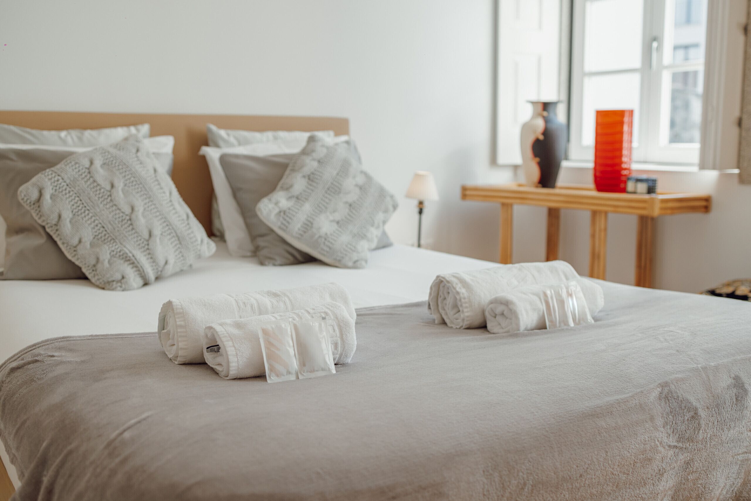 1 habitación, tabla de planchar con plancha y cuna de viaje 