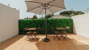 Outdoor dining - Cedofeita Terrace by Hosty (Oporto)