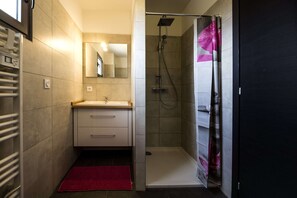 Shower, hair dryer, towels, toilet paper - T2 classified 4* in residence with swimming pool (Porto-Vecchio)