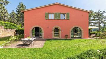 Chalet, 2 Bedrooms, Balcony, Garden View | Outdoor dining