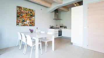 Chalet, 2 Schlafzimmer, Balkon, Gartenblick | Esszimmer